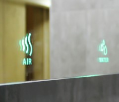 Pictogramme sablé sur le miroir pour le guidage des utilisateurs